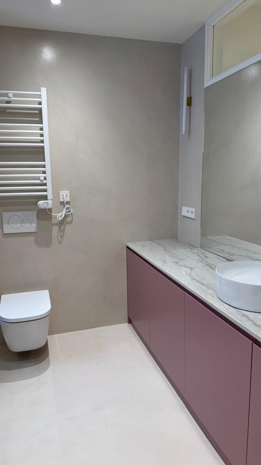 Baño en mármol y malva