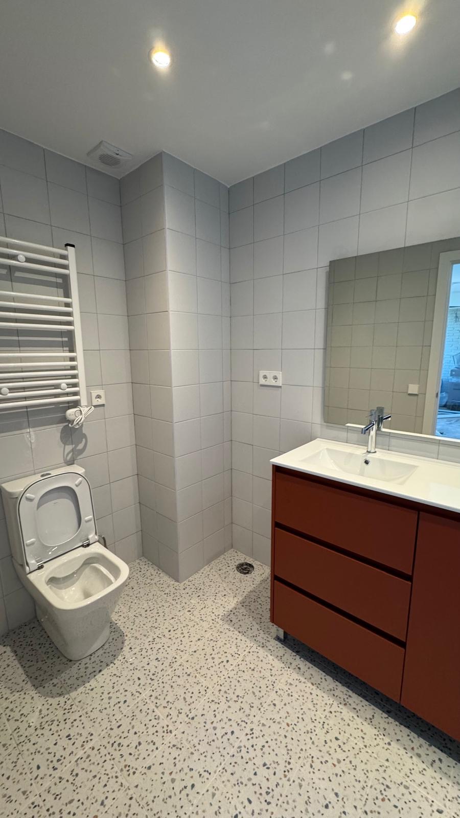 Baño en terrazo y terracota
