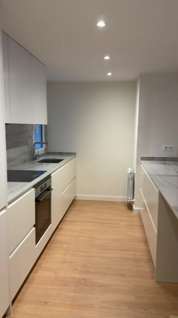 Cocina blanca de galería