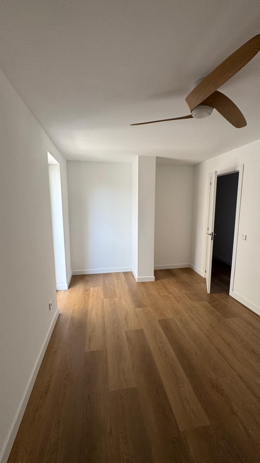 Dormitorio con ventilador de techo