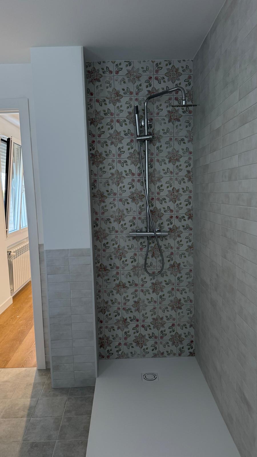Ducha con azulejo floral