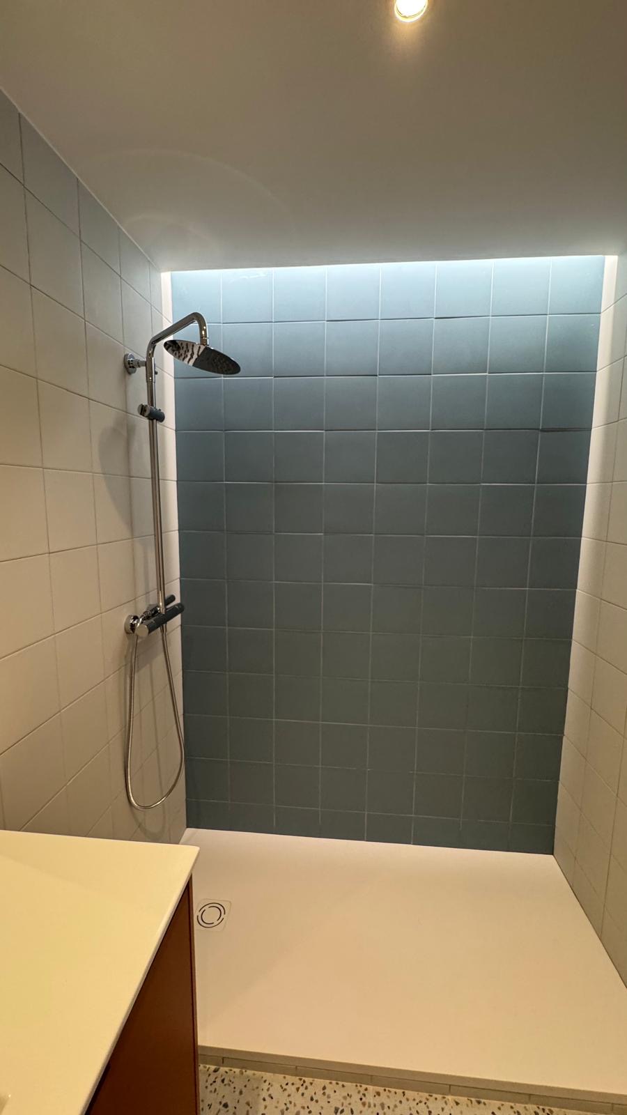 Ducha con grifería dorada