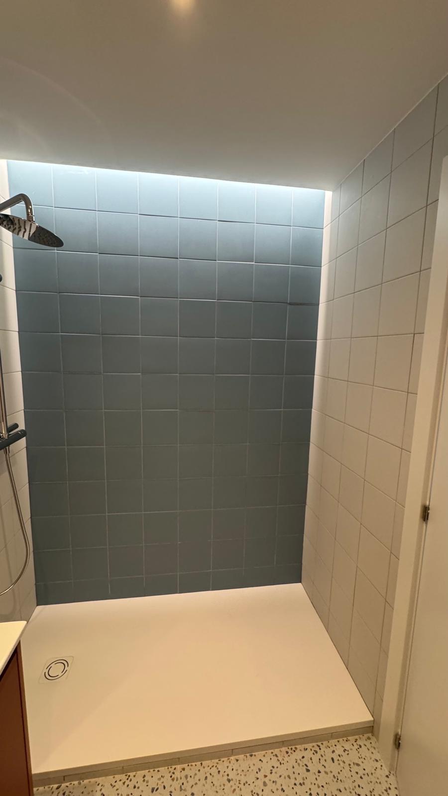 Ducha minimalista retroiluminada
