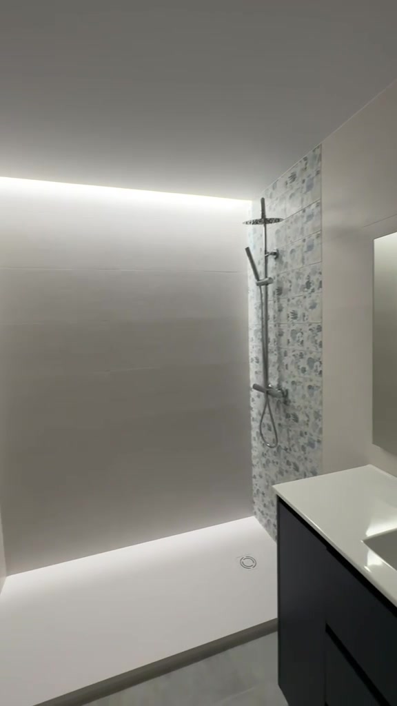 Baño con espejo retroiluminado