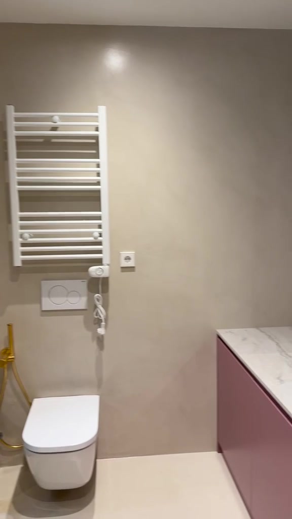 Baño en granate con toallero
