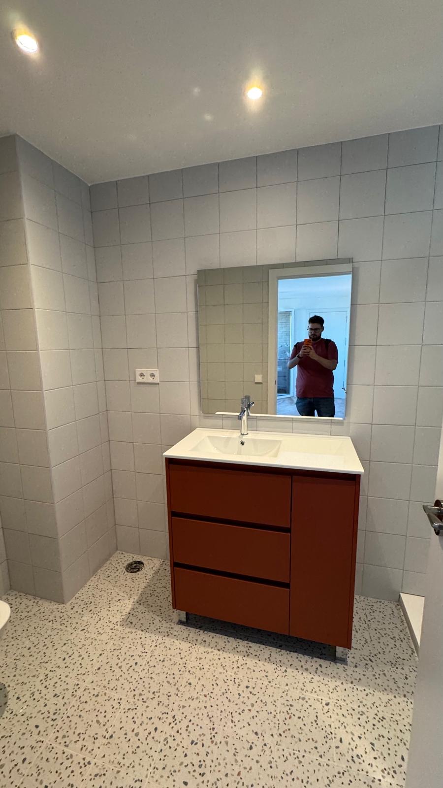 Baño terracota, otro ángulo