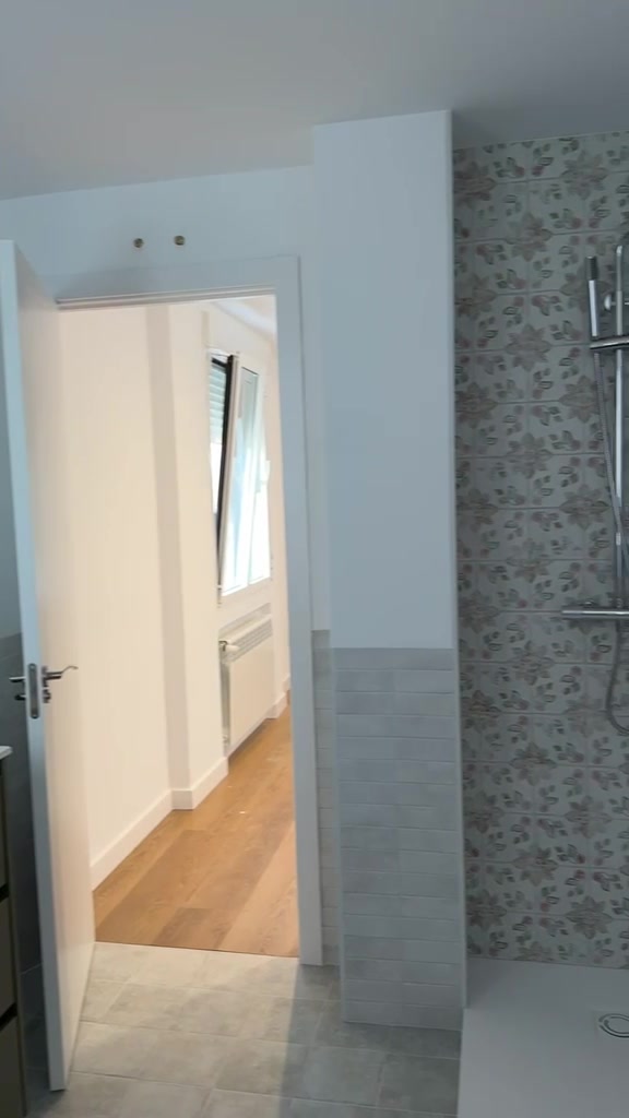 Baño en verde oscuro