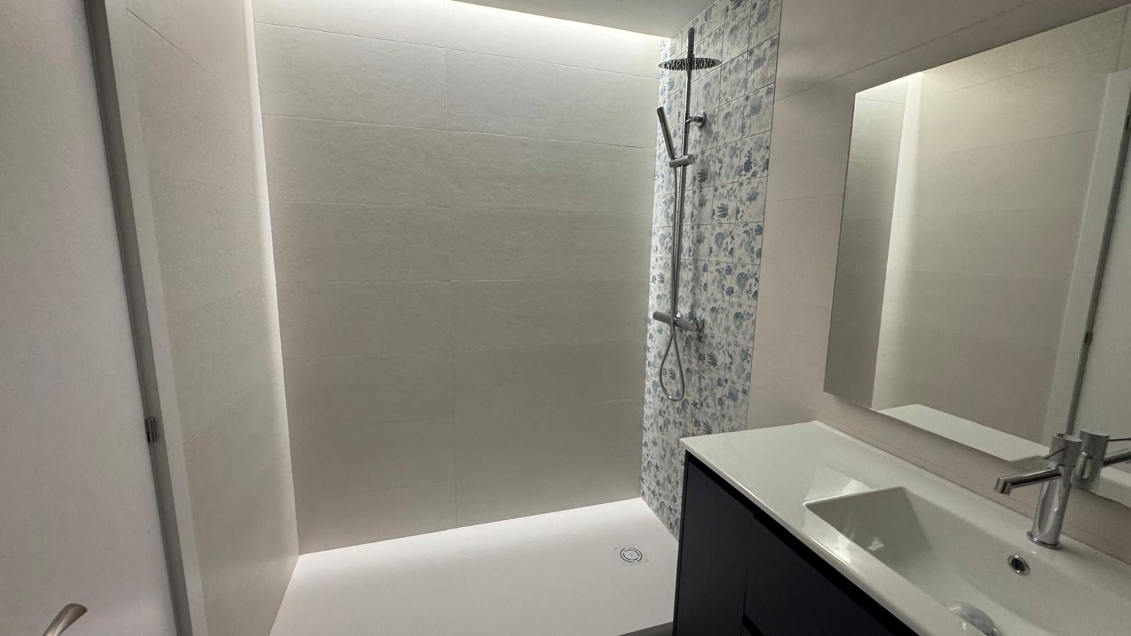 Ducha con azulejo decorativo