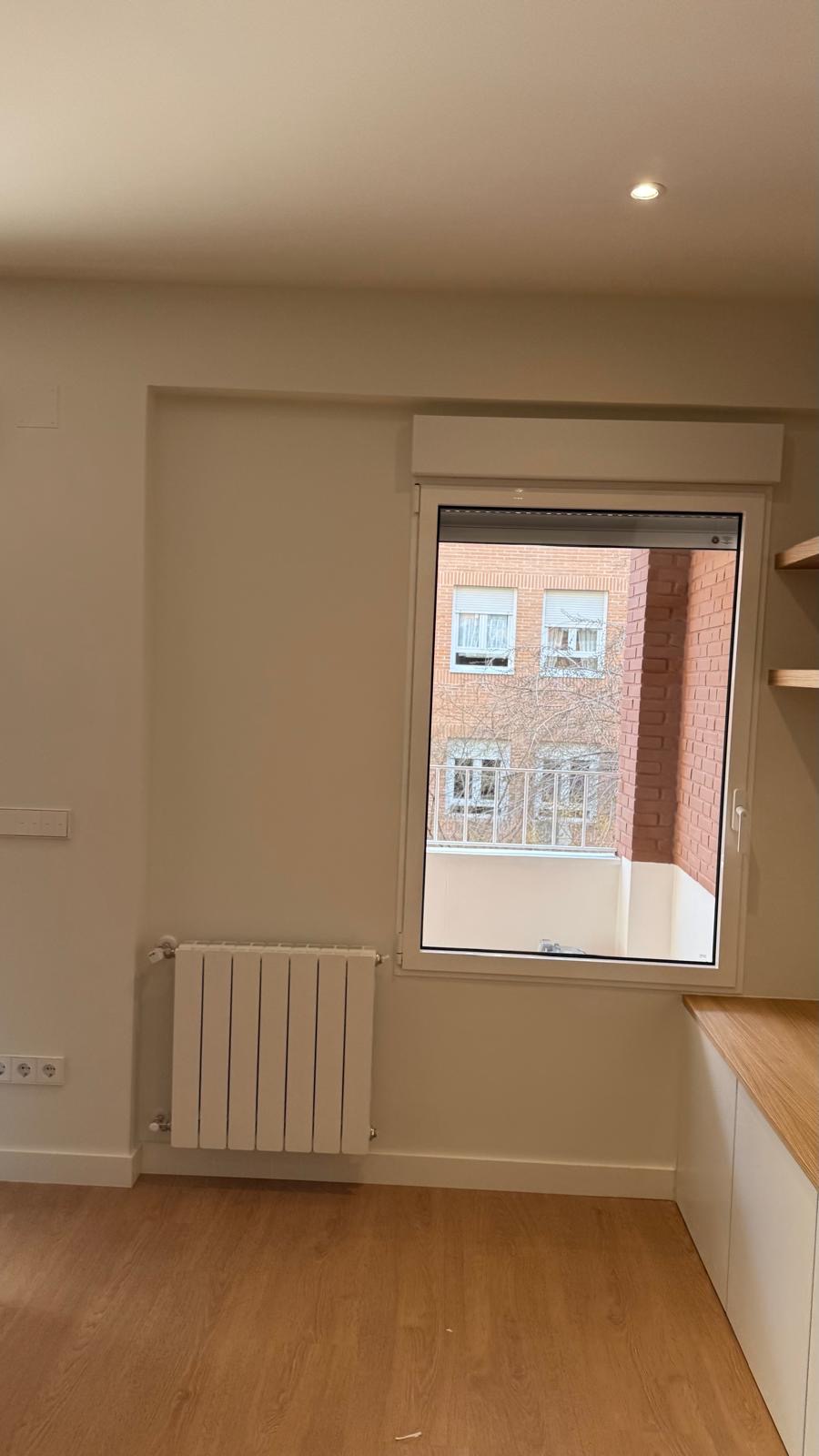 Habitación con radiador nuevo