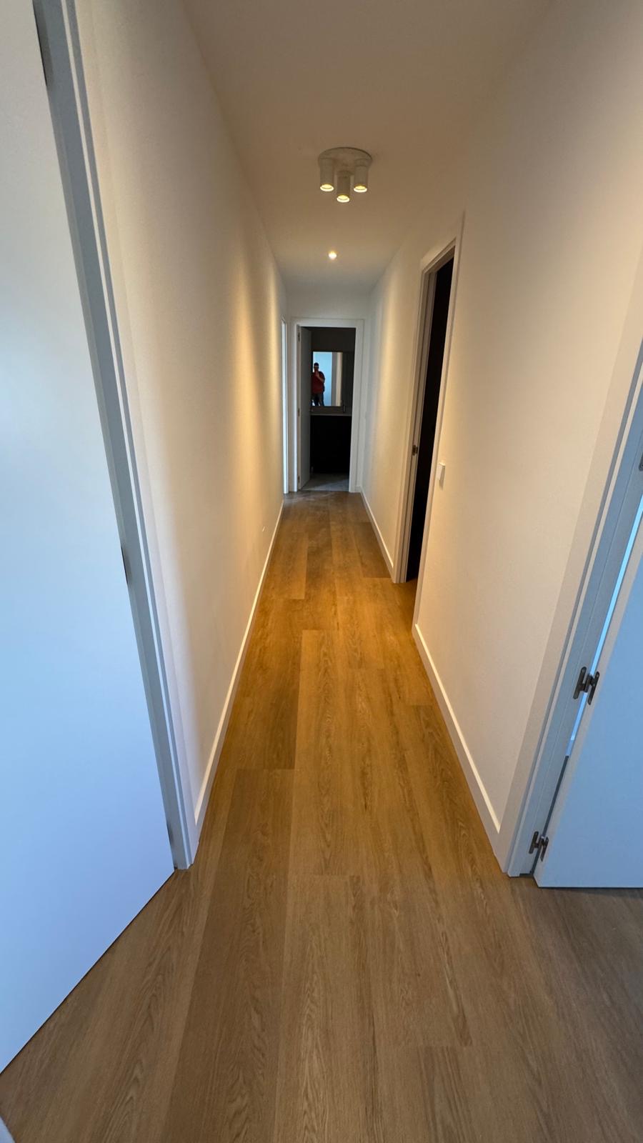 Pasillo con suelo de madera