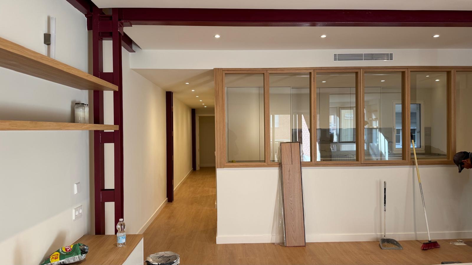 Salón con cristalera interior a cocina