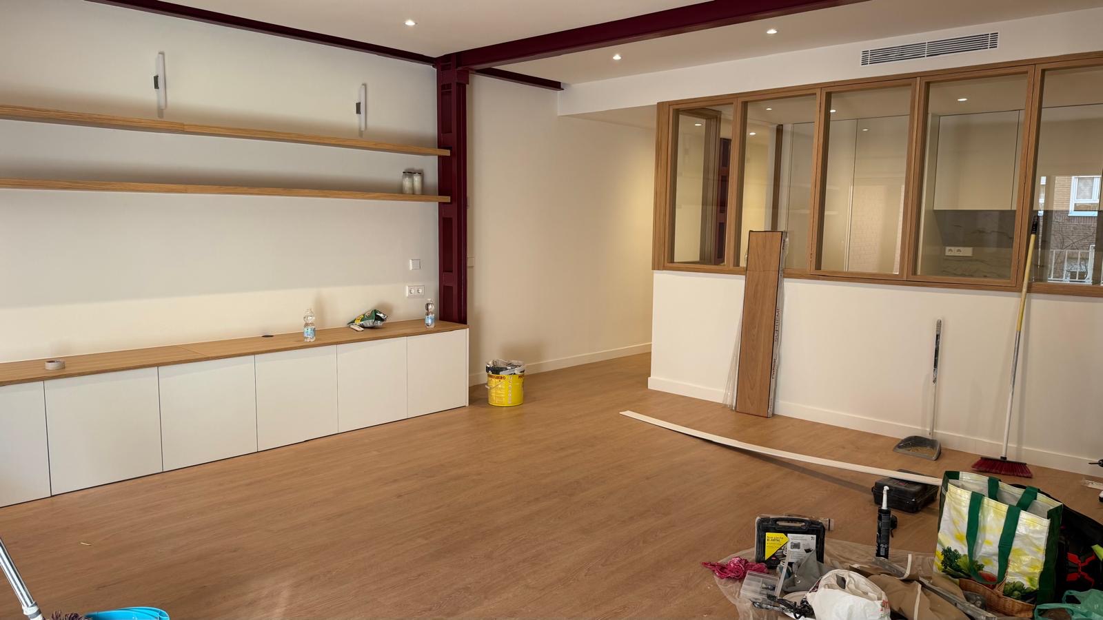 Salón loft con viga vista